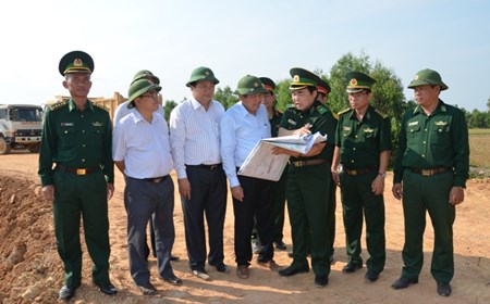 Phó Thủ tướng Trương Hòa Bình kiểm tra tuyến biên giới tại Long An