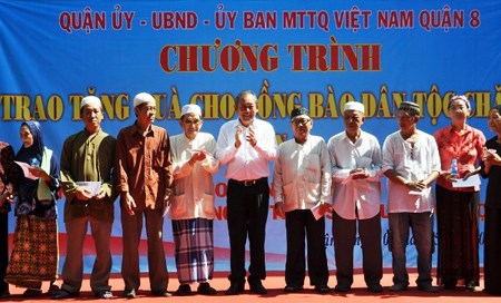 Mong muốn đồng bào Chăm vươn lên mạnh mẽ