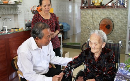 Phó Thủ tướng Trương Hòa Bình tiếp xúc cử tri Long An