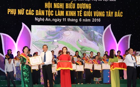 Tuyên dương phụ nữ các dân tộc vùng Tây Bắc làm kinh tế giỏi