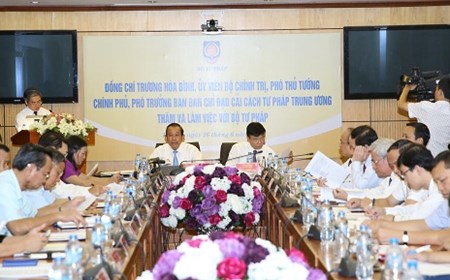 Phó Thủ tướng Trương Hòa Bình làm việc với Bộ Tư pháp