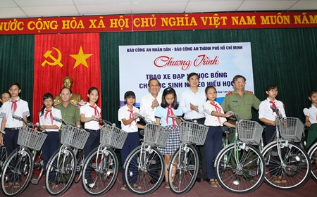 Phó Thủ tướng tặng quà cho học sinh nghèo hiếu học