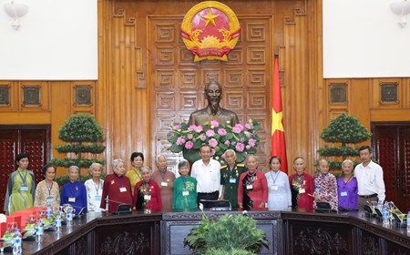 Phó Thủ tướng Thường trực Chính phủ tiếp đoàn người có công tỉnh Hậu Giang