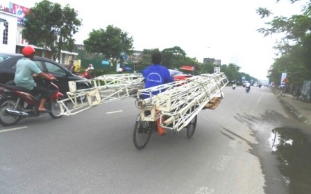 Chấn chỉnh hoạt động xe thô sơ chở hàng hóa cồng kềnh tham gia giao thông