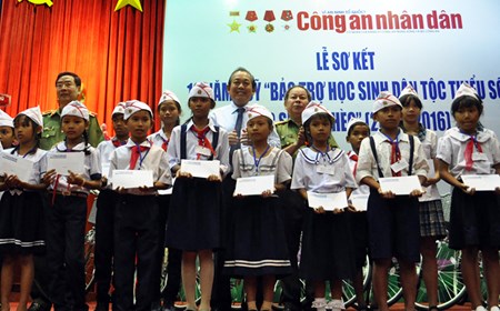 Phó Thủ tướng trao học bổng cho học sinh dân tộc thiểu số