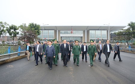 Phó Thủ tướng Thường trực thị sát công tác chống buôn lậu tại Lào Cai