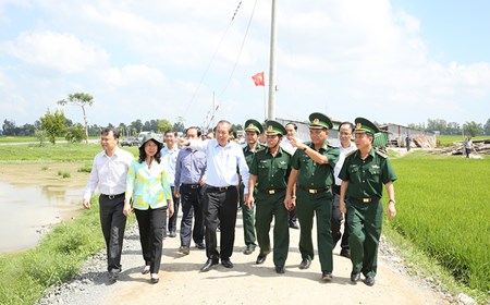 Phó Thủ tướng Thường trực thị sát công tác chống buôn lậu tại An Giang