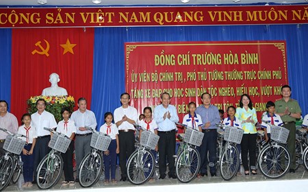 Phó Thủ tướng Thường trực động viên trẻ em nghèo hiếu học vùng biên