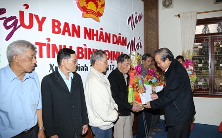 Phó Thủ tướng Thường trực tặng quà người nghèo, học sinh hiếu học
