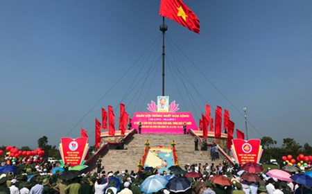 Thượng cờ Tổ quốc mừng Ngày thống nhất non sông