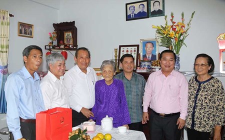 Phó Thủ tướng Thường trực Chính phủ trao học bổng cho học sinh nghèo Sóc Trăng