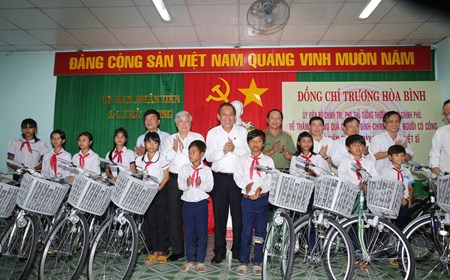 Phó Thủ tướng Thường trực Chính phủ thăm, tặng quà gia đình chính sách, học sinh hiếu học