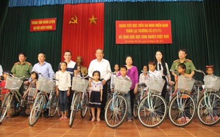 Phó Thủ tướng Trương Hòa Bình tặng quà học sinh nghèo