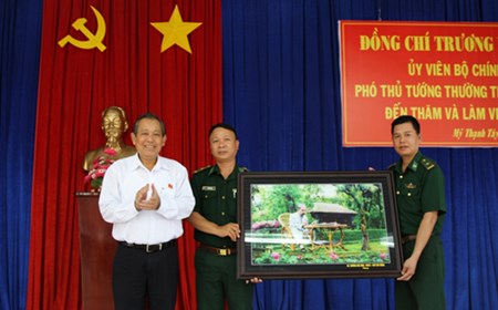 Phó Thủ tướng kiểm tra công tác phòng, chống buôn lậu tại Long An