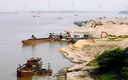 Làm rõ phản ánh khai thác cát trái phép trên sông Hồng, sông Luộc
