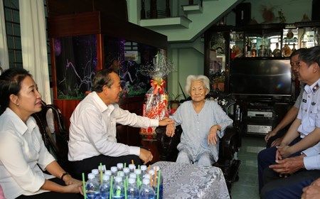 Phó Thủ tướng Trương Hòa Bình thăm gia đình chính sách tại Phú Quốc