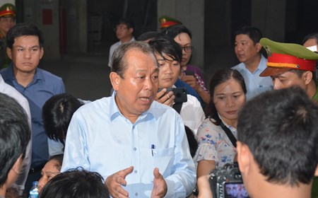Phó Thủ tướng Trương Hòa Bình thăm cư dân chung cư Carina
