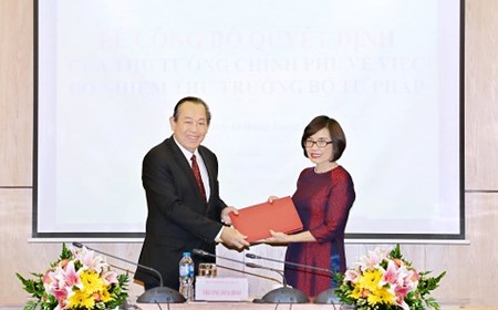 Phó Thủ tướng Trương Hòa Bình trao quyết định bổ nhiệm Thứ trưởng Bộ Tư pháp