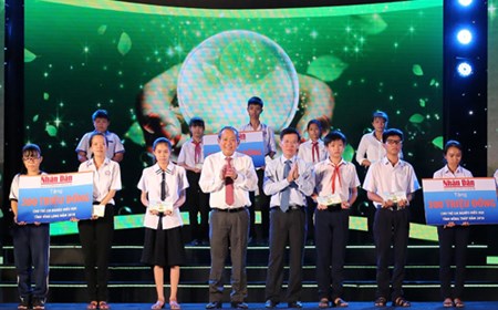 Trao học bổng cho các học sinh nghèo ĐBSCL