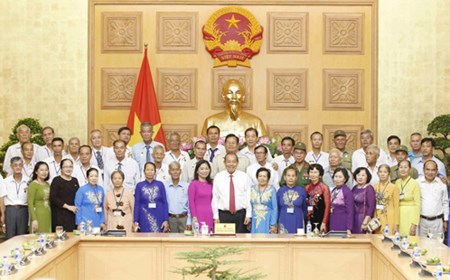 Phó Thủ tướng tiếp Đoàn người có công tỉnh Đồng Tháp