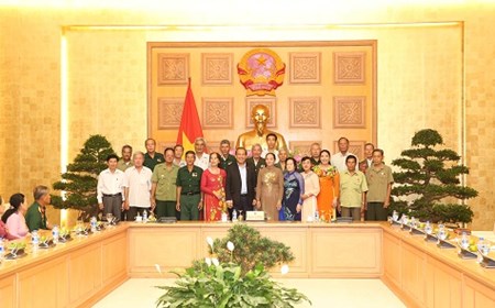 Phó Thủ tướng Thường trực tiếp đoàn người có công tỉnh Cà Mau