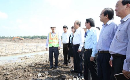 Phó Thủ tướng thăm dự án Nhà máy điện mặt trời tại huyện Đức Huệ