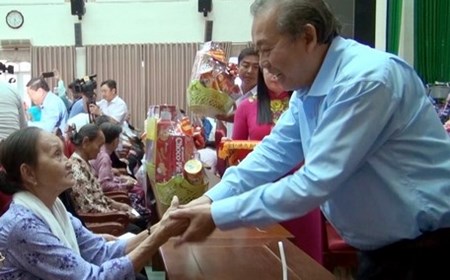 Phó Thủ tướng thăm, tặng quà đối tượng chính sách tại Vĩnh Long