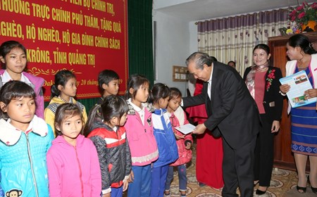 Phó Thủ tướng thăm, tặng quà đồng bào A Lưới, Đakrông