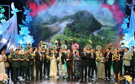 Phó Thủ tướng dự chương trình ‘Xuân là hy vọng’