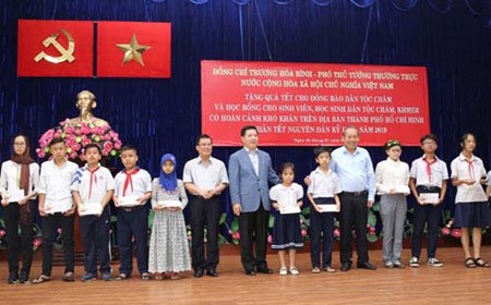 Phó Thủ tướng tặng quà Tết cho đồng bào Chăm