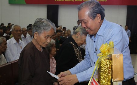 Phó Thủ tướng Thường trực trao quà, học bổng ở Bến Tre, Long An
