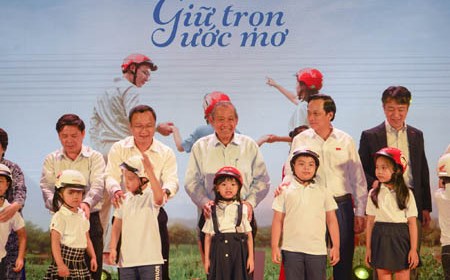 Tặng mũ bảo hiểm cho học sinh lớp 1 cả nước