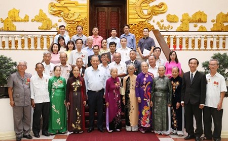 Phó Thủ tướng tiếp Đoàn người có công tỉnh Thừa Thiên-Huế