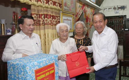 Phó Thủ tướng Thường trực thăm đối tượng chính sách tỉnh Quảng Bình