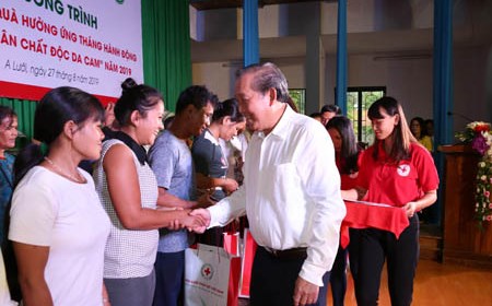 Phó Thủ tướng tặng quà nạn nhân chất độc da cam huyện A Lưới