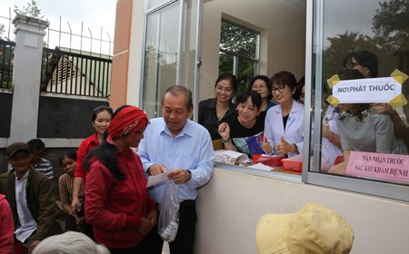 Phó Thủ tướng về nguồn và trao quà cho người nghèo, gia đình chính sách