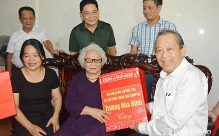 Phó Thủ tướng Thường trực thăm gia đình chính sách ở TP. Vinh