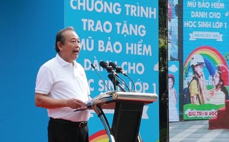 Phó Thủ tướng Thường trực phát động toàn dân đội mũ bảo hiểm cho trẻ em