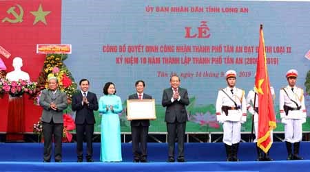 Phó Thủ tướng Thường trực dự lễ công bố TP. Tân An là đô thị loại II