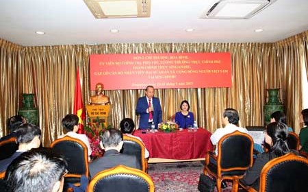 Phó Thủ tướng thăm sứ quán và tọa đàm tại Liên đoàn Sản xuất Singapore