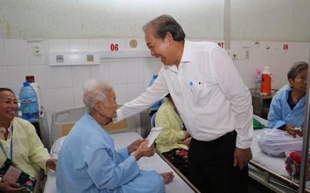 Phó Thủ tướng Thường trực thăm gia đình chính sách, bệnh nhân ở Cà Mau