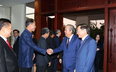 Phó Thủ tướng Thường trực thăm Đại sứ quán và cộng đồng người Việt Nam tại Lào