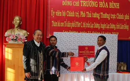 Phó Thủ tướng thăm bà con Tổ dân phố B'Nao C, huyện Lạc Dương