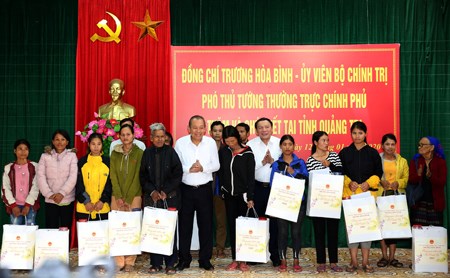 Phó Thủ tướng Thường trực thăm, tặng quà Tết tại Quảng Trị