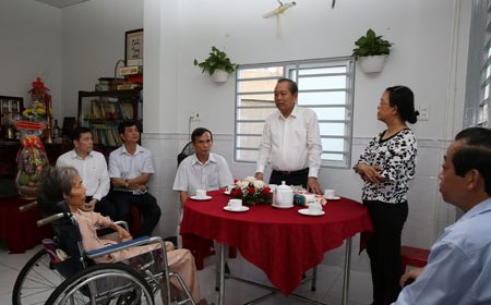 Phó Thủ tướng Thường trực thăm gia đình liệt sĩ