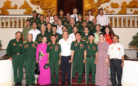 Phó Thủ tướng Thường trực tiếp đoàn người có công tỉnh Nghệ An