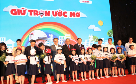 Phó Thủ tướng Thường trực trao tặng mũ bảo hiểm cho học sinh lớp 1