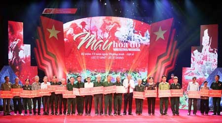 Phó Thủ tướng Thường trực dự Chương trình nghệ thuật “Màu hoa đỏ”