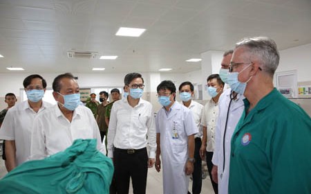 Phó Thủ tướng Thường trực thăm nạn nhân vụ TNGT đặc biệt nghiêm trọng tại Quảng Bình