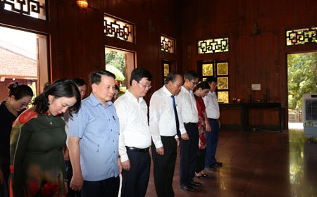 Phó Thủ tướng Thường trực dâng hương tại Khu di tích Kim Liên